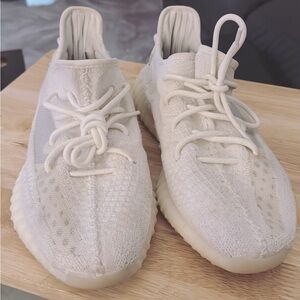 2022
Yeezy Boost 350 V2 'Bone' Size 9.5